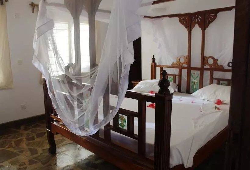 هتل Makini House