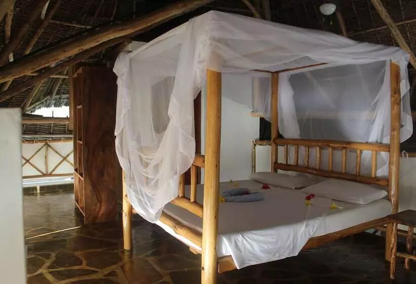 هتل Makini House