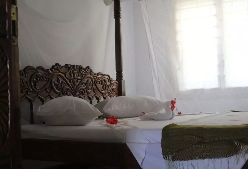 هتل Makini House