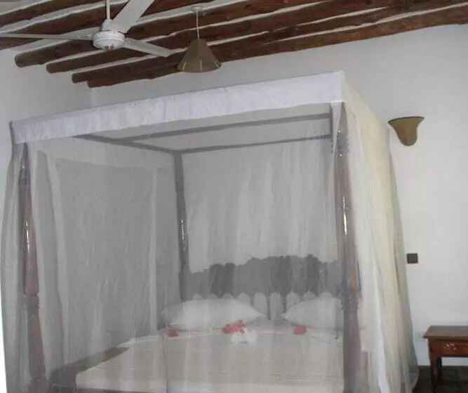 هتل Makini House