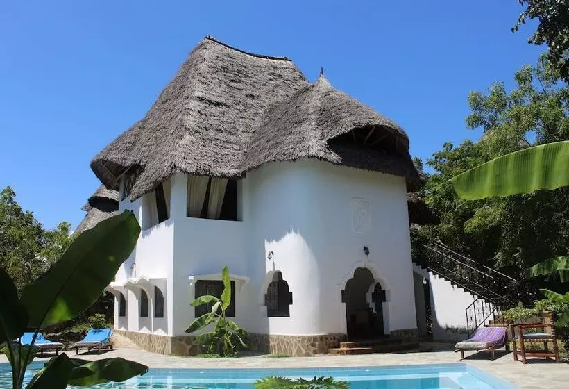 هتل Makini House