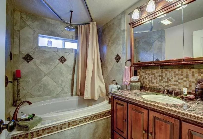 Amid Summer's Inn Bed And Breakfast