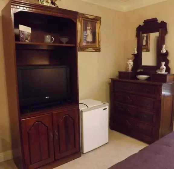 Amid Summer's Inn Bed And Breakfast