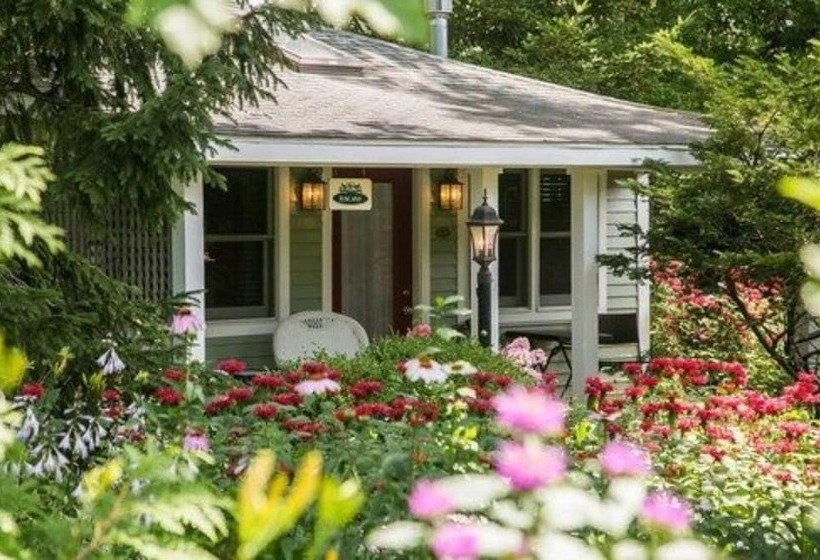 مبيت وإفطار Hidden Garden Cottages & Suites