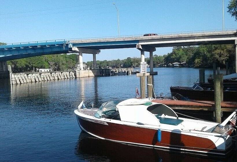 호텔 Big River Marina & Lodge