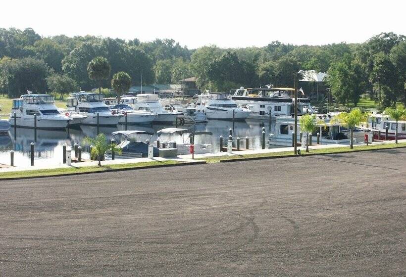 호텔 Big River Marina & Lodge