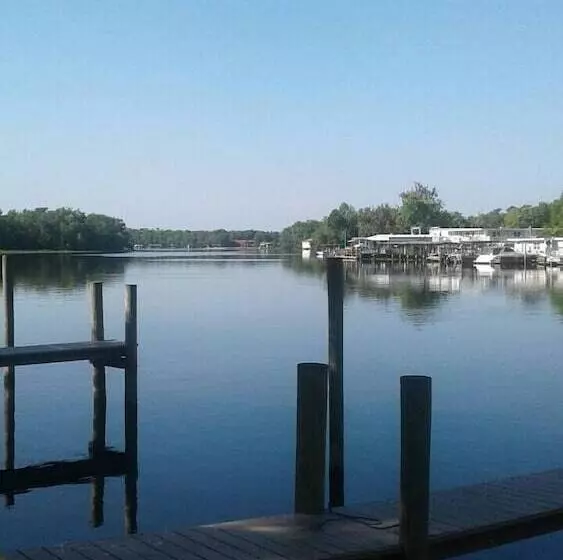 酒店 Big River Marina & Lodge