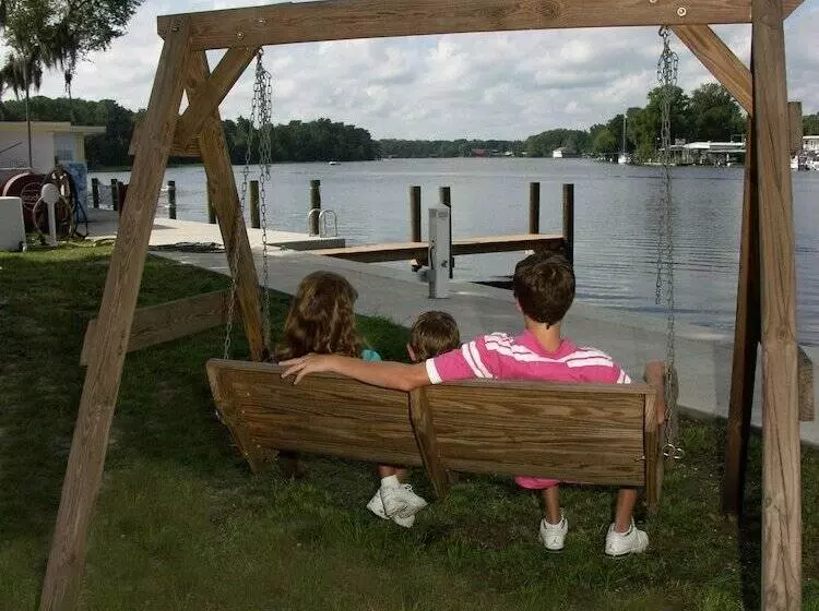 酒店 Big River Marina & Lodge