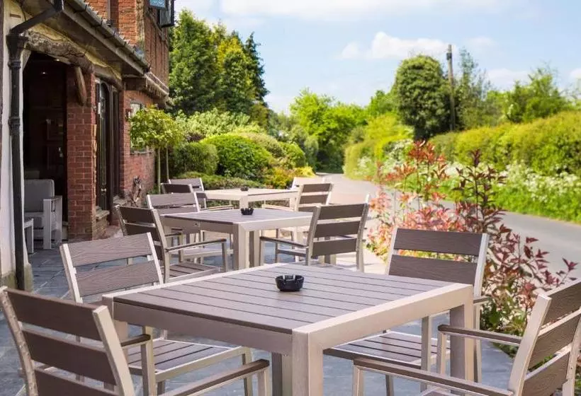 Отель The Chequers Inn