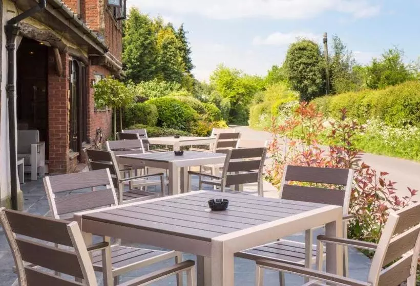 Отель The Chequers Inn