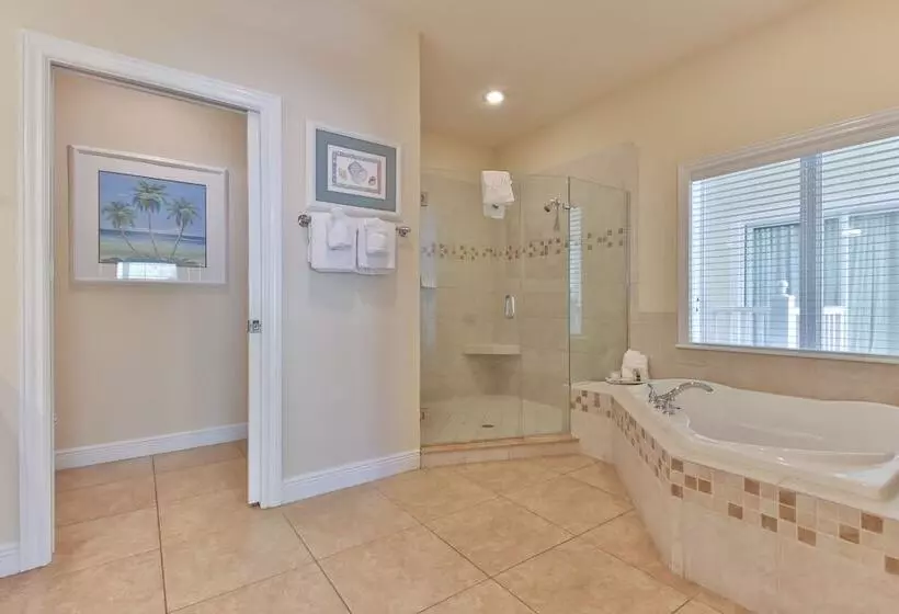 בית מלון כפרי Tortuga Inn Beach Resort