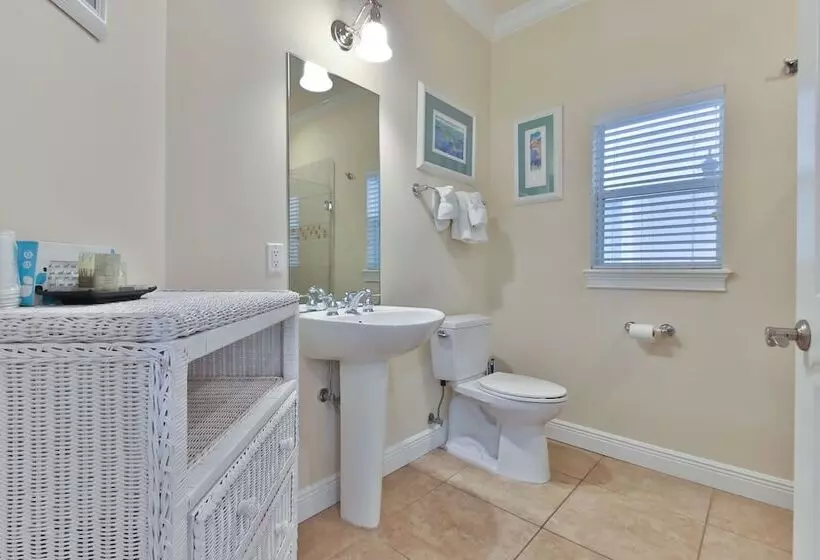 בית מלון כפרי Tortuga Inn Beach Resort