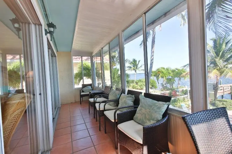 ホテル Tortuga Inn Beach Resort