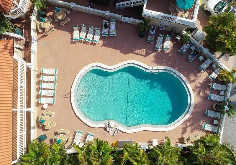 ホテル Tortuga Inn Beach Resort