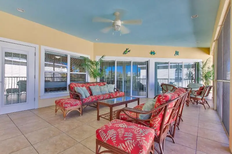 ホテル Tortuga Inn Beach Resort