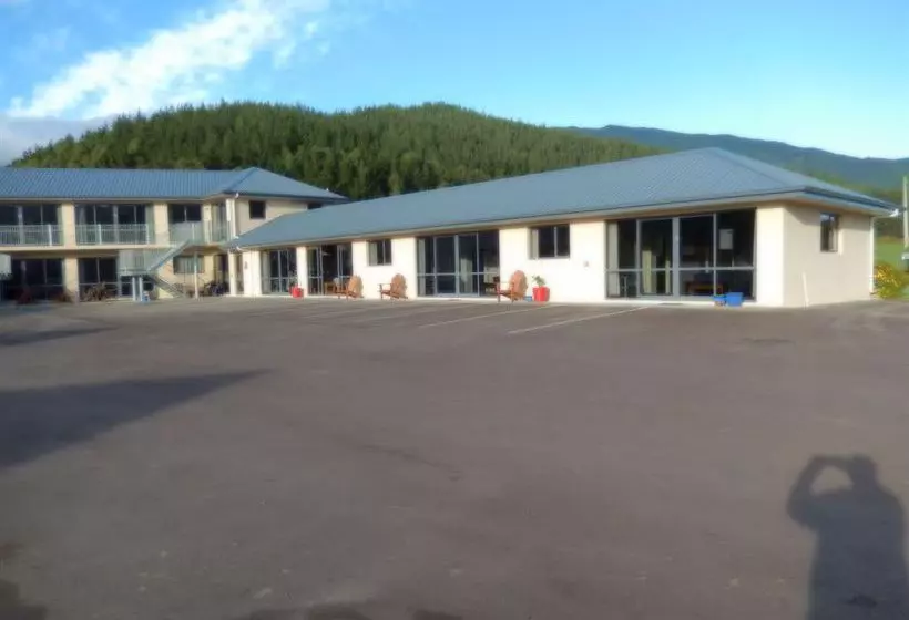 Linkwater Motel And Backpackers