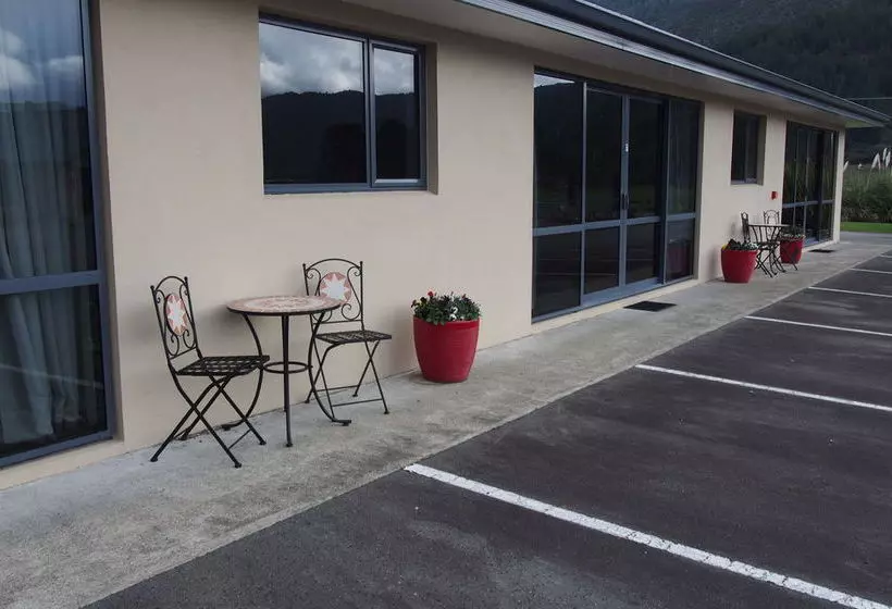 Linkwater Motel And Backpackers