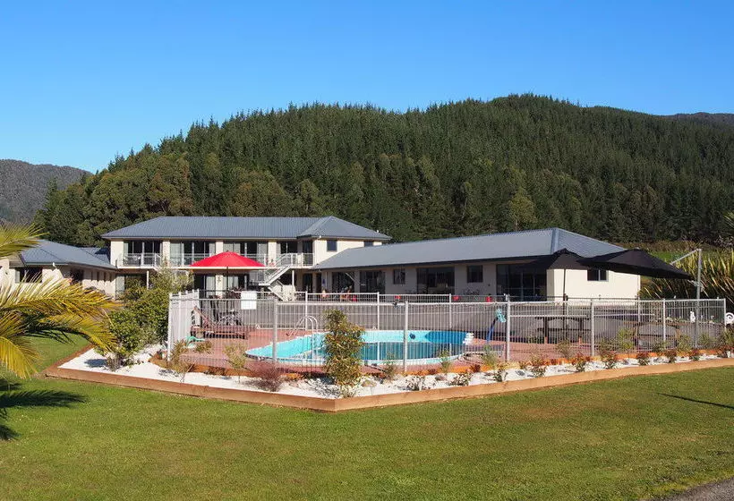 Linkwater Motel And Backpackers