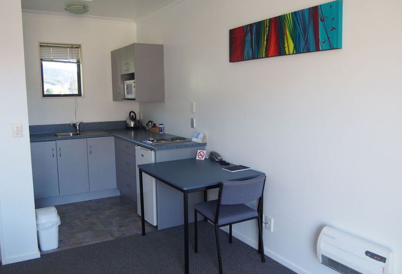 Linkwater Motel And Backpackers