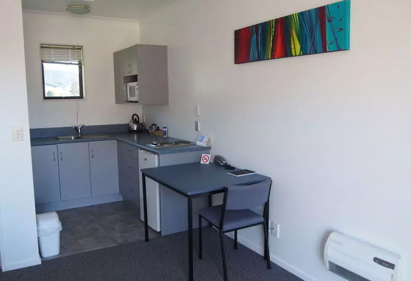 Linkwater Motel And Backpackers