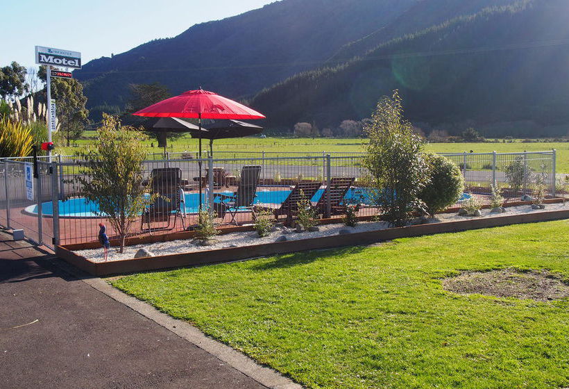 Linkwater Motel And Backpackers