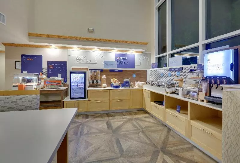 ホテル Holiday Inn Express & Suites San Antonio Brooks City Base, An Ihg
