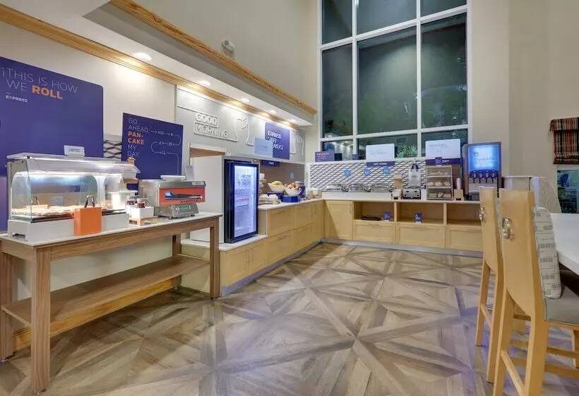 ホテル Holiday Inn Express & Suites San Antonio Brooks City Base, An Ihg