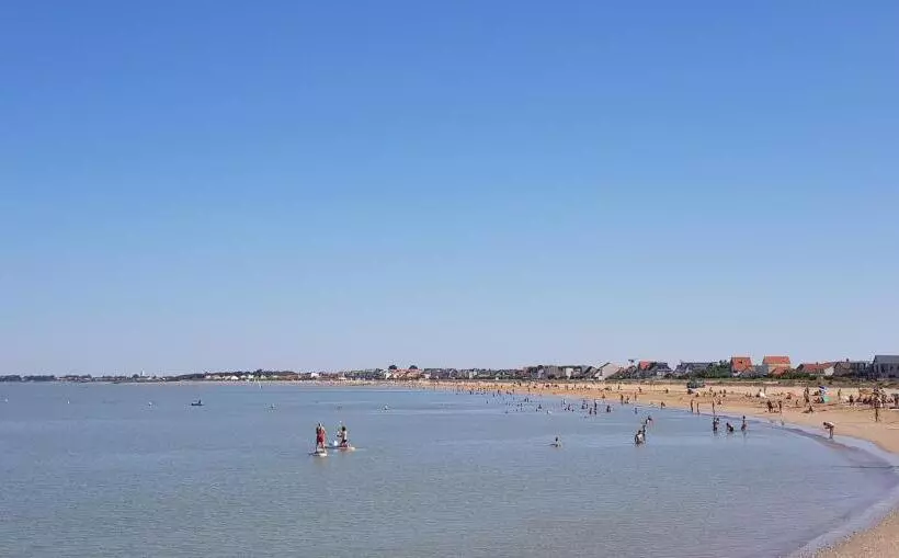Отель Les Flots Hôtel Et Restaurant Face à L Océan Châtelaillon Plage