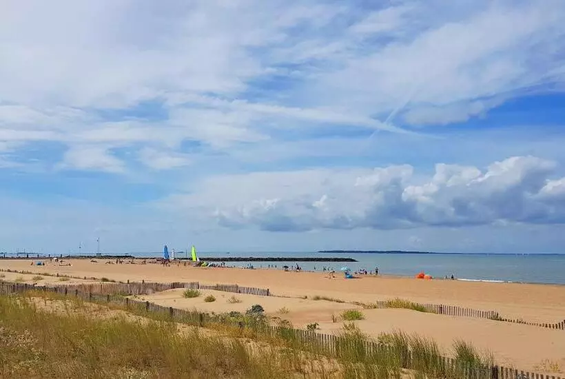 Отель Les Flots Hôtel Et Restaurant Face à L Océan Châtelaillon Plage