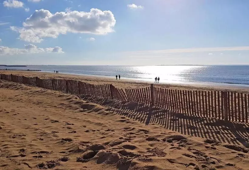 Отель Les Flots Hôtel Et Restaurant Face à L Océan Châtelaillon Plage