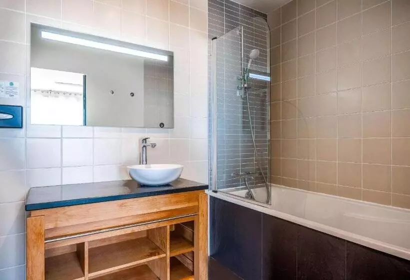 Отель Les Flots Hôtel Et Restaurant Face à L Océan Châtelaillon Plage