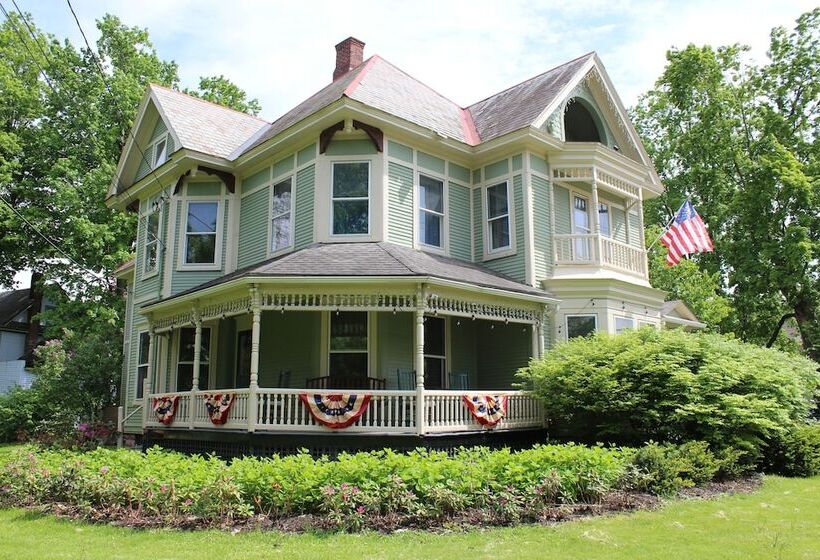 Bed and Breakfast Heart Of The Village Inn