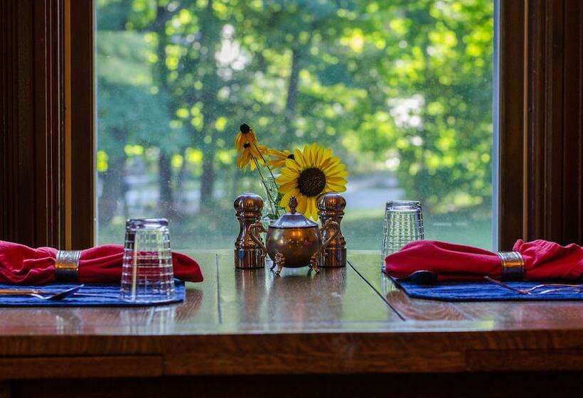 Bed and Breakfast Heart Of The Village Inn