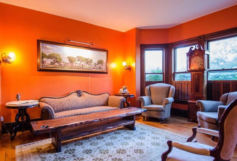 Bed and Breakfast Heart Of The Village Inn