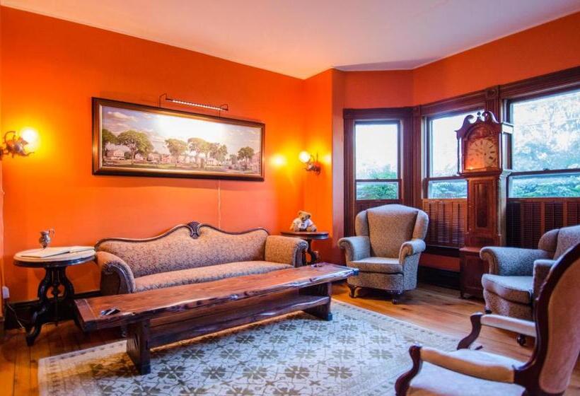 Bed and Breakfast Heart Of The Village Inn