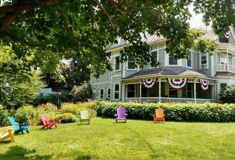Bed and Breakfast Heart Of The Village Inn