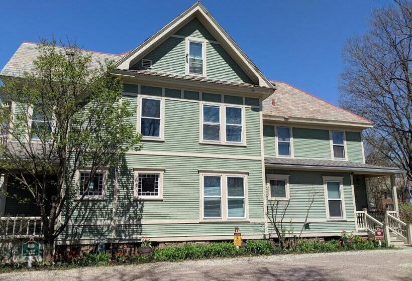 Bed and Breakfast Heart Of The Village Inn