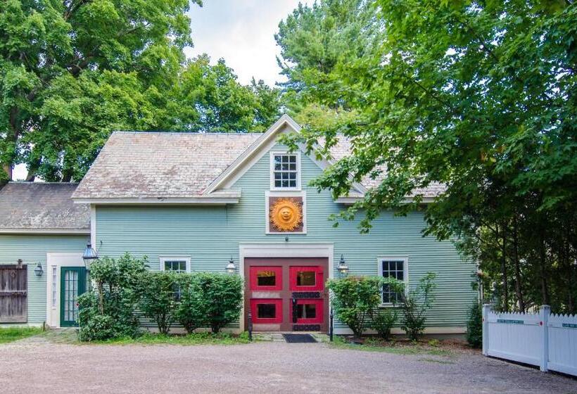 Bed and Breakfast Heart Of The Village Inn