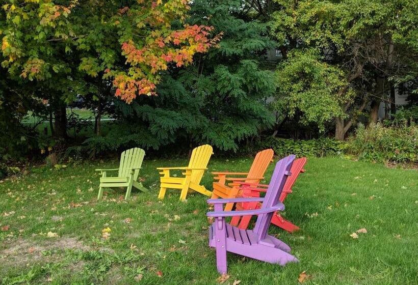 Bed and Breakfast Heart Of The Village Inn