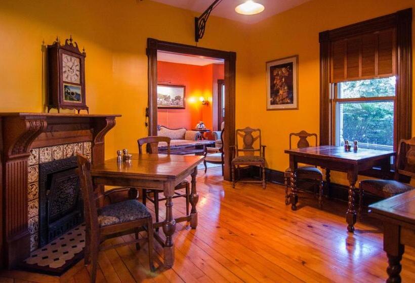 Bed and Breakfast Heart Of The Village Inn