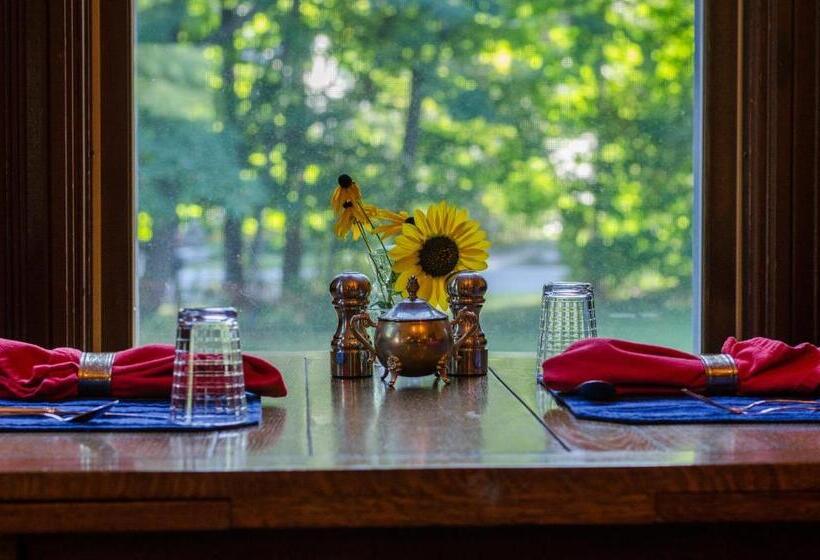 Bed and Breakfast Heart Of The Village Inn