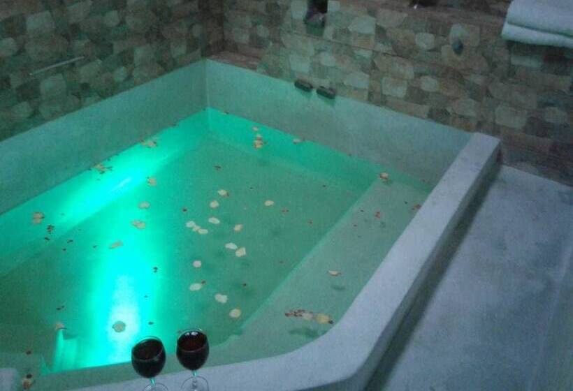 مسافرخانه Serra Nova