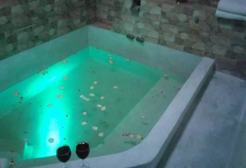 مسافرخانه Serra Nova