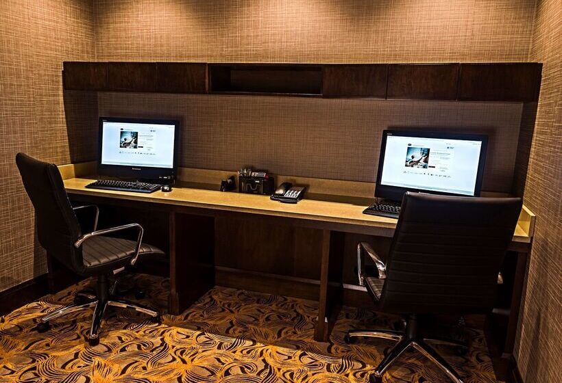 בית מלון כפרי Hampton Inn By Hilton Ottawa Airport, On, Cn