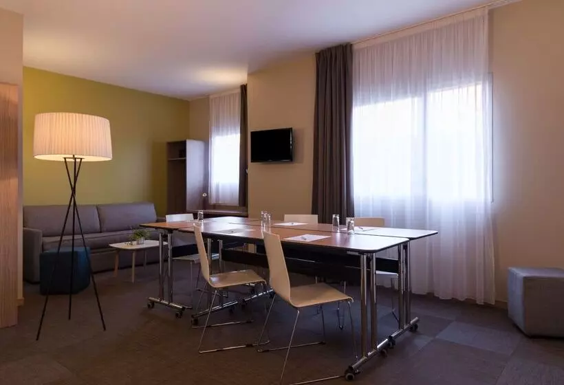 בית מלון כפרי The Originals City, Hôtel Ecoparc, Montpellier Est