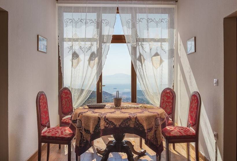 Melanthi Traditional