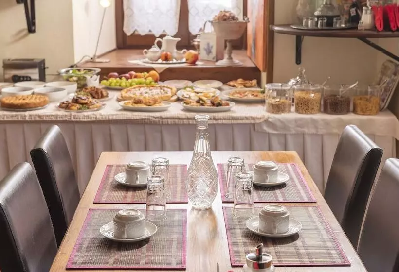 Melanthi Traditional