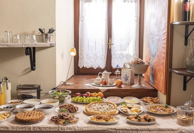 Melanthi Traditional