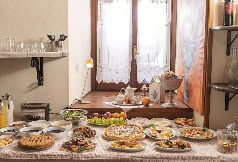 Melanthi Traditional