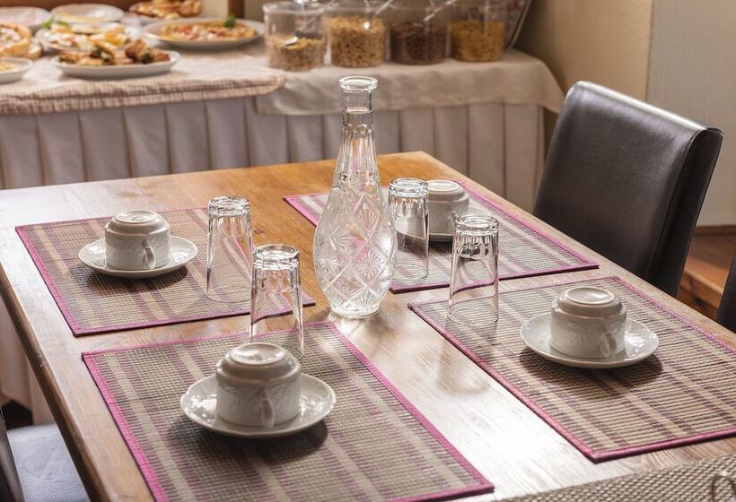 Melanthi Traditional